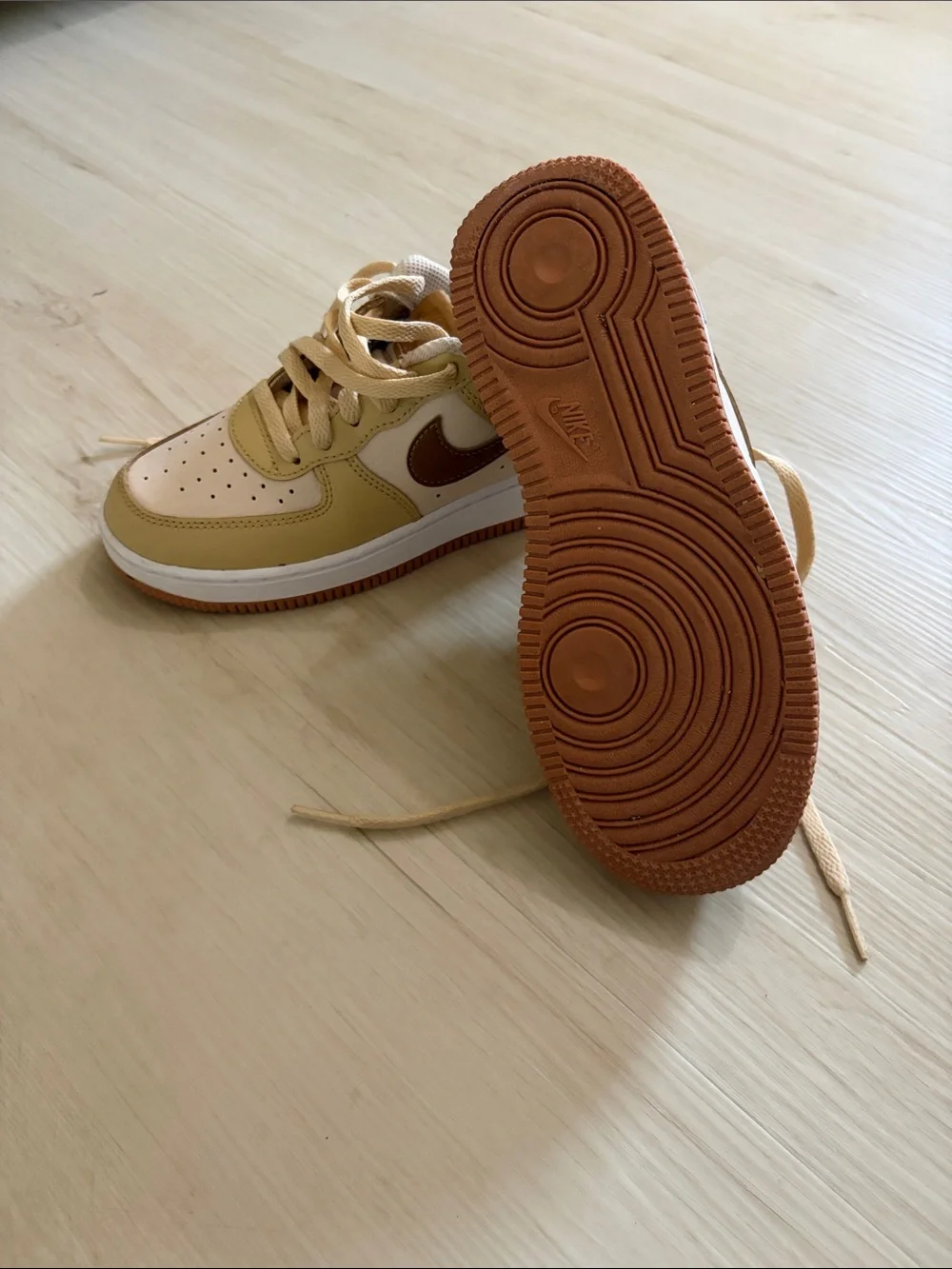 Nike Kids Low-Top Sneakers in Tan and Cream - Picture 4 of 4